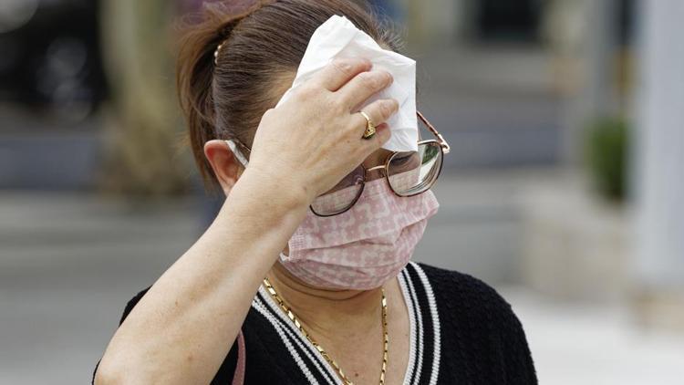 Çinde kavuran sıcaklar: 1 kişi hayatını kaybetti, onlarca kişi hastanelik oldu...