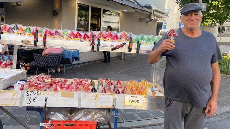 72 yaşında elma şekeriyle geçimini sağlıyor