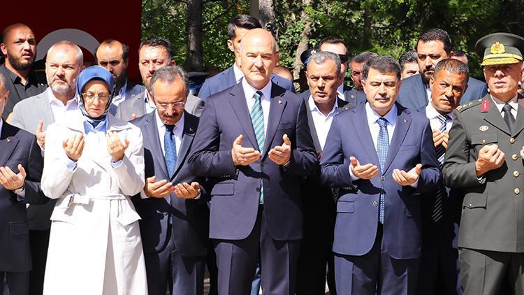 Bakan Soylu, Karşıyaka Mezarlığı’nda yer alan 15 Temmuz Şehitliğindeki anma törenine katıldı