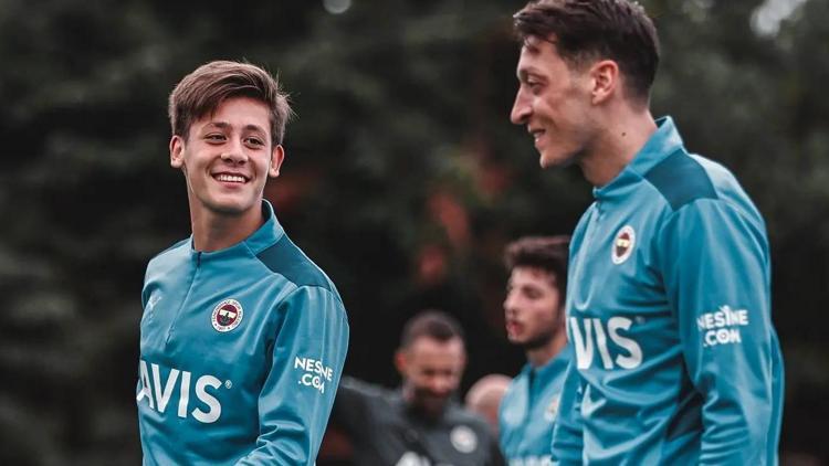 Arda Güler, Fenerbahçeden ayrılan Mesut Özile veda etti