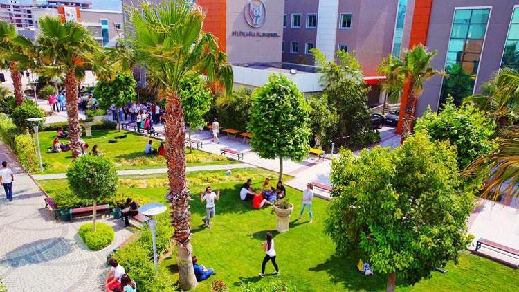 Yaşar Üniversitesi ilk 10’da