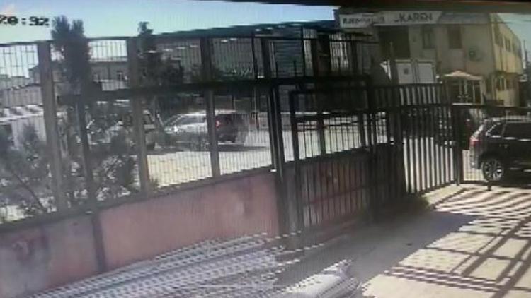 Tuzlada kaza kamerada: Park halindeki otomobile çarpıp takla attı