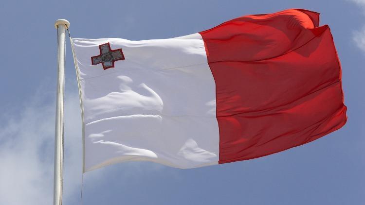 Malta bayrağı anlamı nedir Bayrakta hangi renkler bulunur Renklerinin anlamları