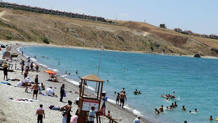 Türkiyenin göl kıyısındaki tek mavi bayraklı plajı... Akdeniz sahillerini aratmıyor