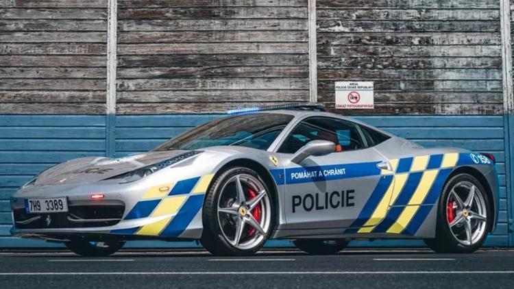 Çek polisi Ferrariye el koydu, polis aracı yaptı