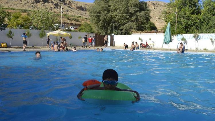 Sıcaklık 45 dereceyi buldu Mardinde vatandaşlar havuzlara akın etti