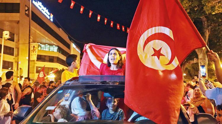 Tunus’ta Said yanlılarının anayasa sevinci
