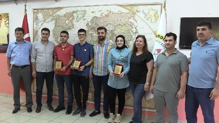 Mardin’den YKSde derece yapan öğrencilere Cumhuriyet altını