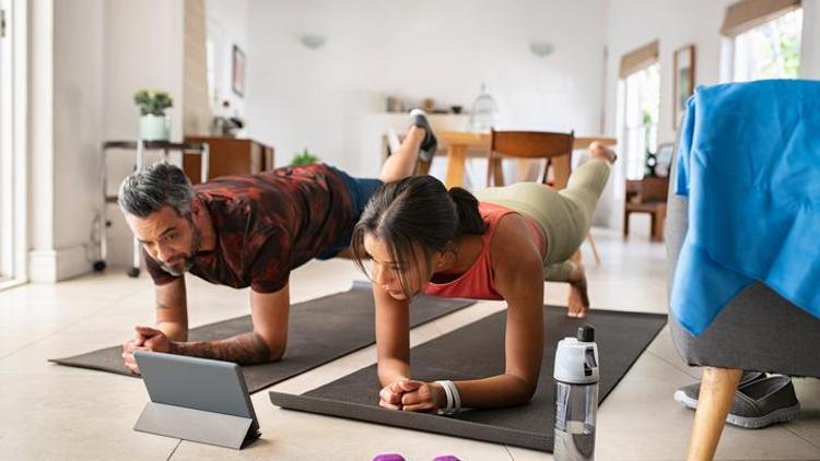 Evde yapılabilecek sporlar ve egzersizler nelerdir? Evde günlük egzersiz ile kas yapma hareketleri