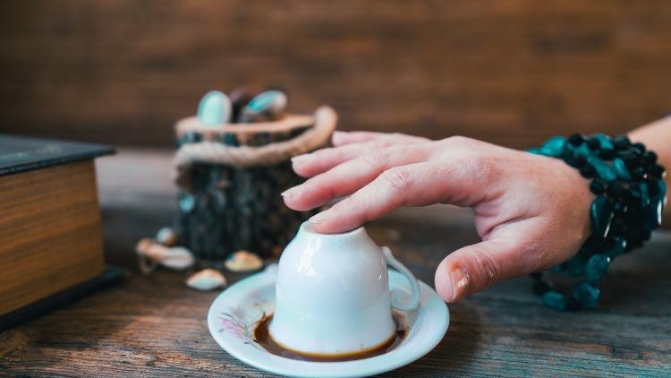 Falda Arı Görmek Ne Anlama Gelir? Kahve Falında Kraliçe, Uçan, Dev, Bir Sürü Ve Kanatlı Arı Çıkması Anlamı