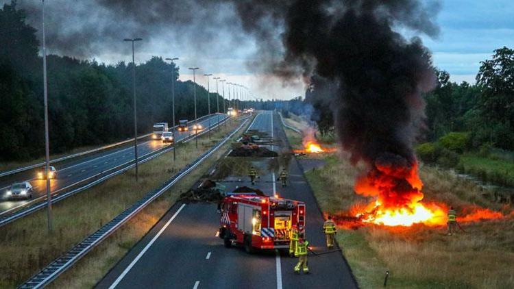Hollanda’da yol kapatan çiftçiler saman balyalarını ateşe verdi
