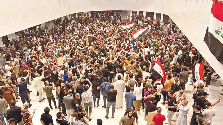 Sadr destekçileri Irak Meclisi’ni bastı
