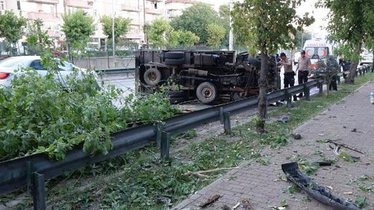 Bursada kamyonet devrildi: 2 yaralı