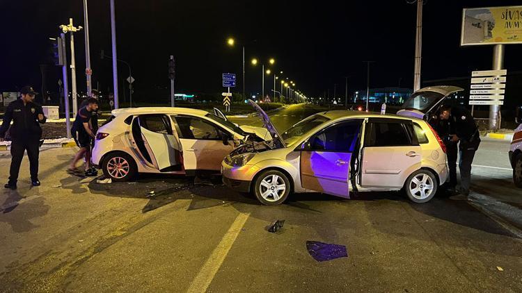 Sivasta otomobiller çarpıştı: 1 kişi hayatını kaybetti, 6 yaralı