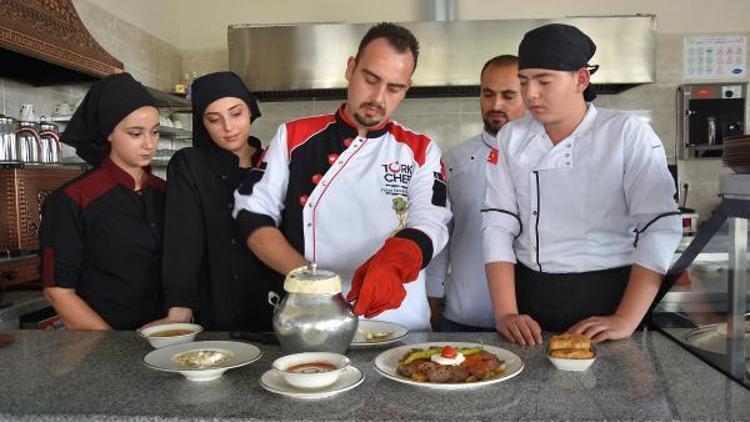 Kütahyanın yöresel lezzetlerini, öğrenciler tanıtıyor