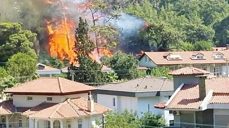 Marmariste yine orman yangını: Alevler villalara ve otele sıçradı