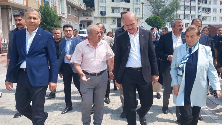 Bakan Soylu Esenyurtta su baskını yaşanan mahallelerde incelemede bulundu