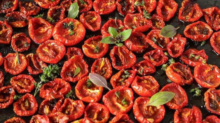 Domates nasıl kurutulur, kaç günde kurur? Kurutulmuş domates nasıl kullanılır? Evde fırında ve güneşte domates kurutmanın püf noktaları