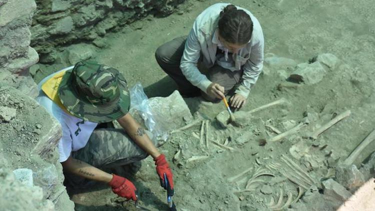 Ayasuluk Tepesindeki kazılarda yeni iskeletler bulundu