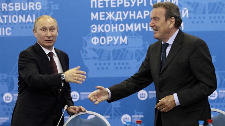 Eski Almanya Başbakanı Gerhard Schröder, Putin ile görüştüğü için ateş altında