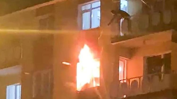 Eşi terk edince evini ateşe verdi Komşuları balkondan hortumla su tuttu