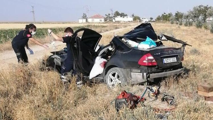 Konyada otomobil, U dönüşü yapan TIRa çarptı: 3 kişi hayatını kaybetti
