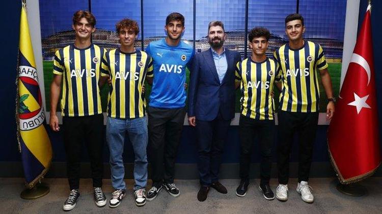Fenerbahçe, 5 genç oyuncuyla profesyonel sözleşme imzaladı