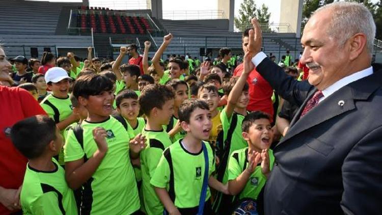 Başkan Kara, yaz spor okullarında çocuklarla bir araya geldi