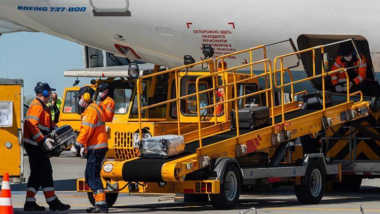 Avustralya havayolu şirketinden tuhaf istek… Yöneticiler bagaj görevlisi olacak