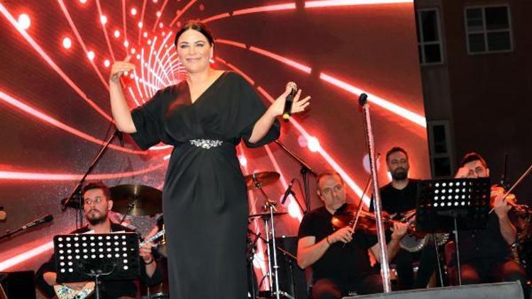 Bitlisliler Zara konseri ile doyasıya eğlendi