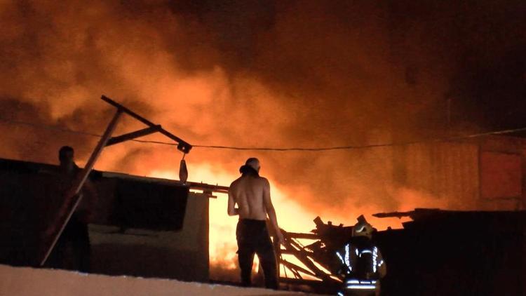 Zeytinburnunda sanayi sitesinde hırdavat dükkanı alev alev yandı