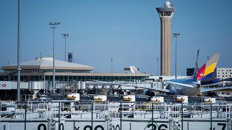 Son dakika: Charles de Gaulle Havaalanında bıçaklı saldırgan alarmı... Polis vurarak etkisiz hale getirdi