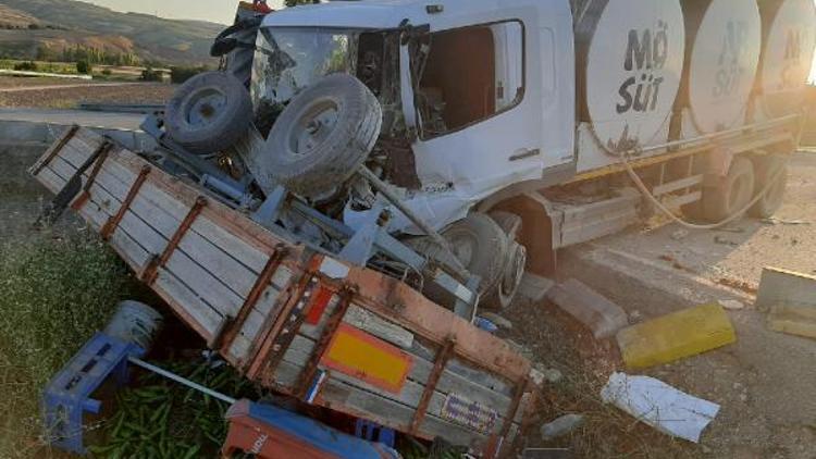 Süt kamyonu, duran traktöre çarptı: 1 yaralı