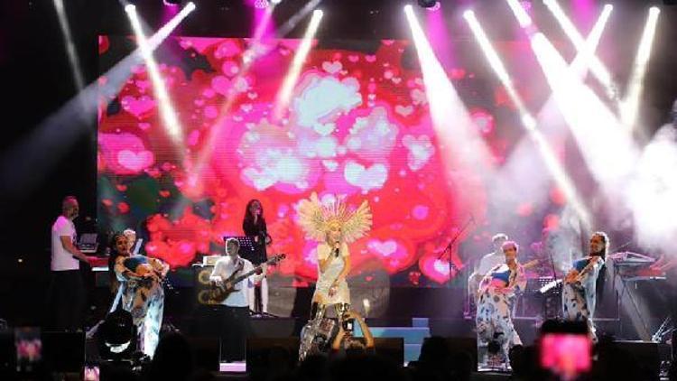 Şile’de ‘Yaz Boyu Festival’ etkinliklerinde Hande Yener sahne aldı