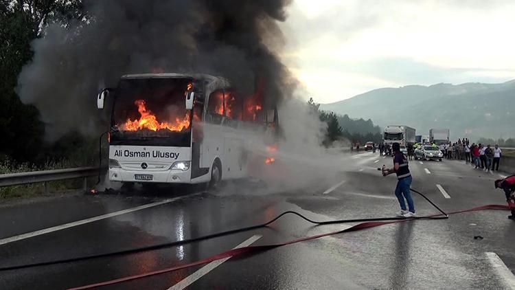 TEMde yolcu otobüsü alev alev yandı