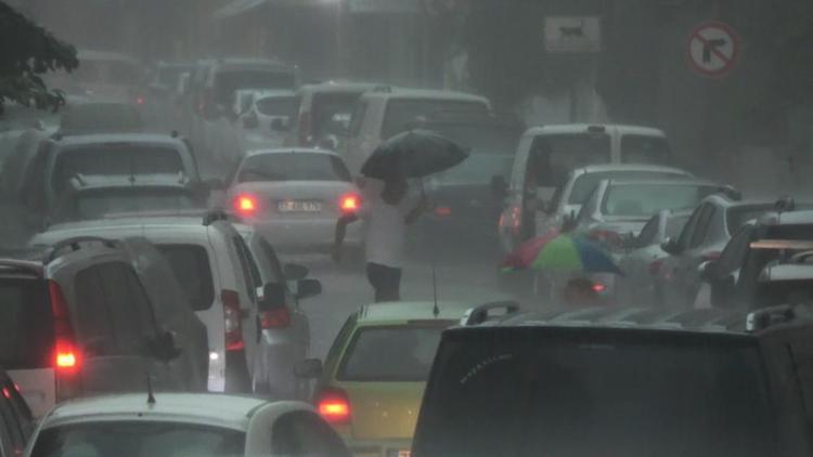 Yalovada sağanak yağış nedeniyle araçlar mahsur kaldı, trafik durma noktasına geldi