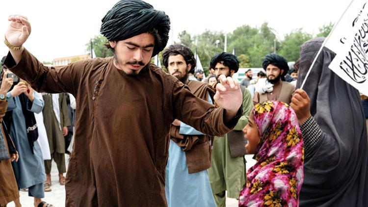 İktidarın 1’inci yılını böyle kutladılar... Taliban dansı