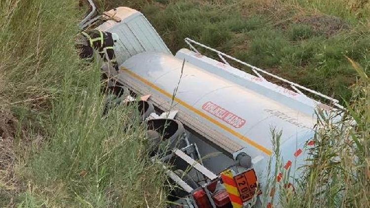 Akaryakıt yüklü tanker devrildi, sürücü yaralandı