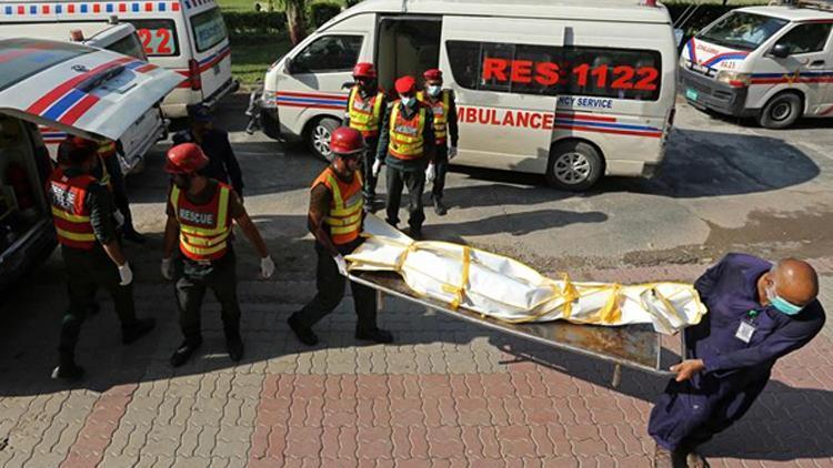 Pakistan’da yolcu otobüsü devrildi: 8 ölü, 32 yaralı