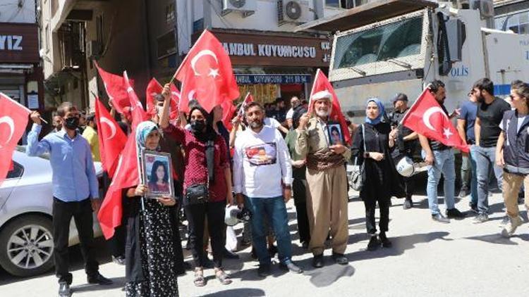 Hakkarideki evlat eylemi: HDP binasından çalınan müziğe tepki