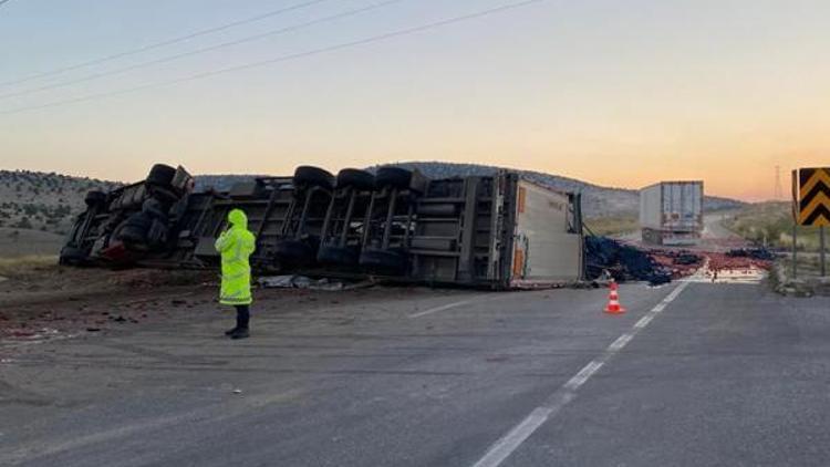 Emirdağda domates yüklü TIR devrildi