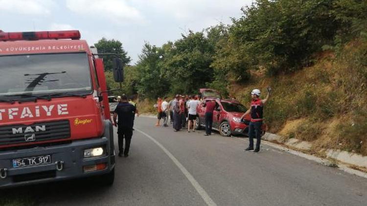 Sakaryada kontrolden çıkan cip yan yattı: 3 yaralı