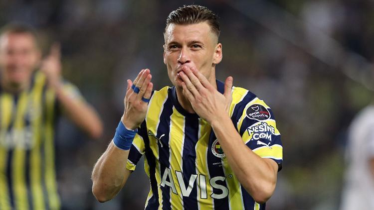 Fenerbahçenin yeni transferi Ezgjan Alioski, İstanbulu öve öve bitiremedi: Dünyanın en iyi şehirlerinden bir tanesi
