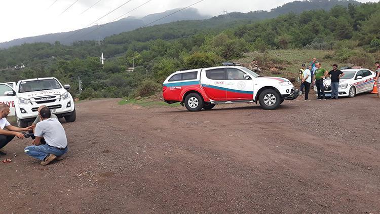 İskenderunda taş ocağı çalışanlarını taşıyan pikap dereye uçtu: 3 can kaybı