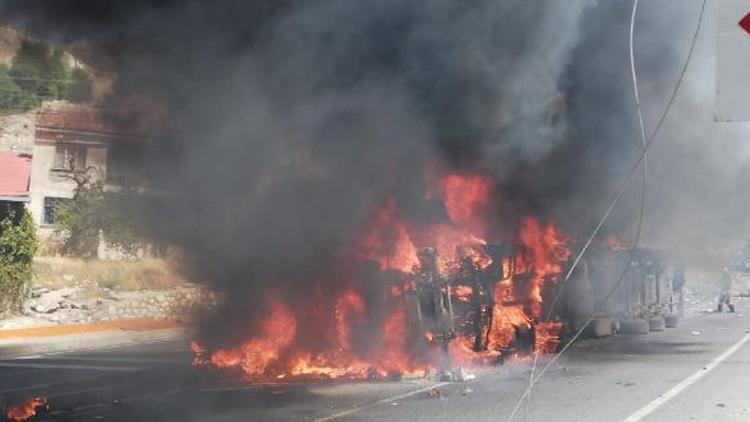 Malatyada feci kaza: TIR ile otomobil kafa kafaya çarpıştı