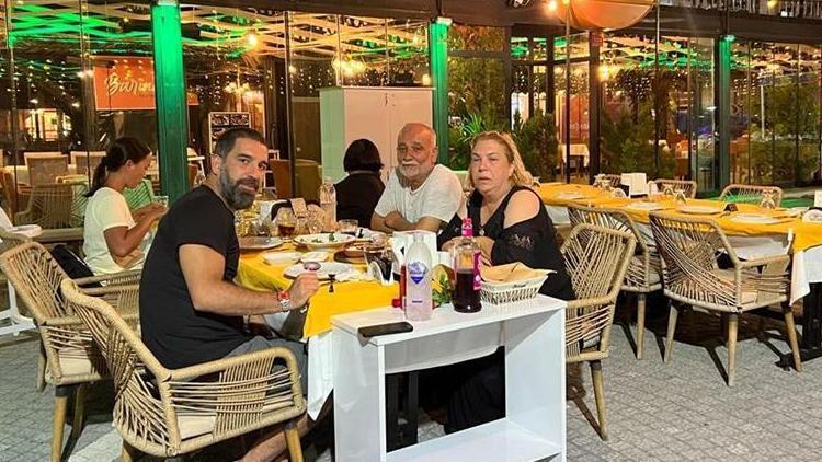 Ünlü futbolcu Arda Turan, Edremit’te ailesi ve dostlarını ziyaret etti