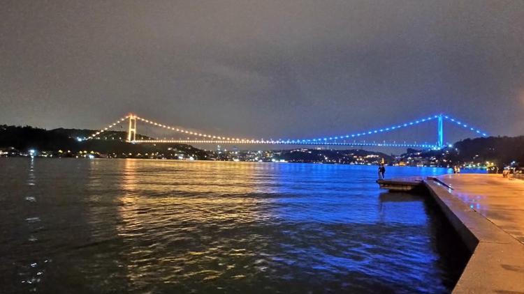 Fatih Sultan Mehmet Köprüsü Ukraynanın bağımsızlık günü için aydınlandı
