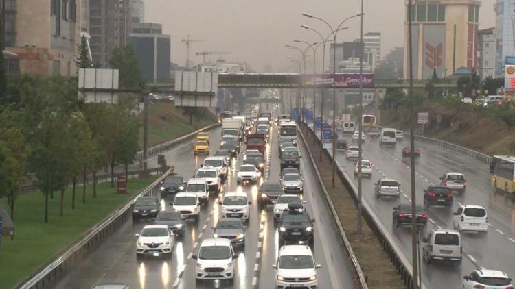 İstanbulda yağmur trafiği Uzun araç kuyrukları oluştu