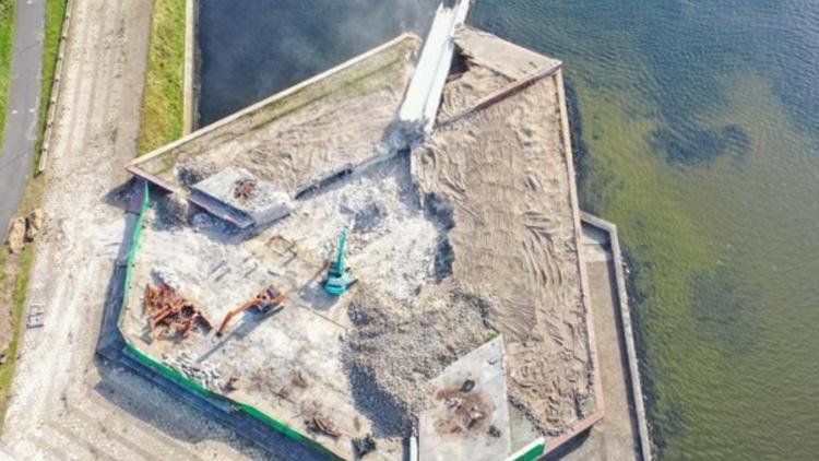 Letonyada Sovyet döneminden kalma 79 metrelik anıt yıkıldı