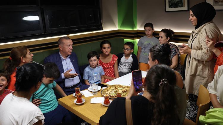 Cumhurbaşkanı Erdoğandan sürpriz ziyaret Pastanede vatandaşlar sohbet etti